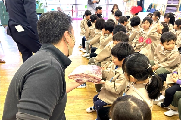 子ども達へ米沢牛の牛丼を振る舞いました。