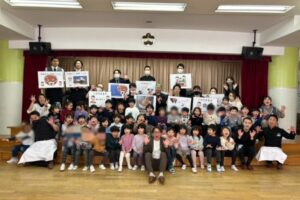 幼稚園で子どもたちに米沢牛牛丼を振る舞う食育活動の様子